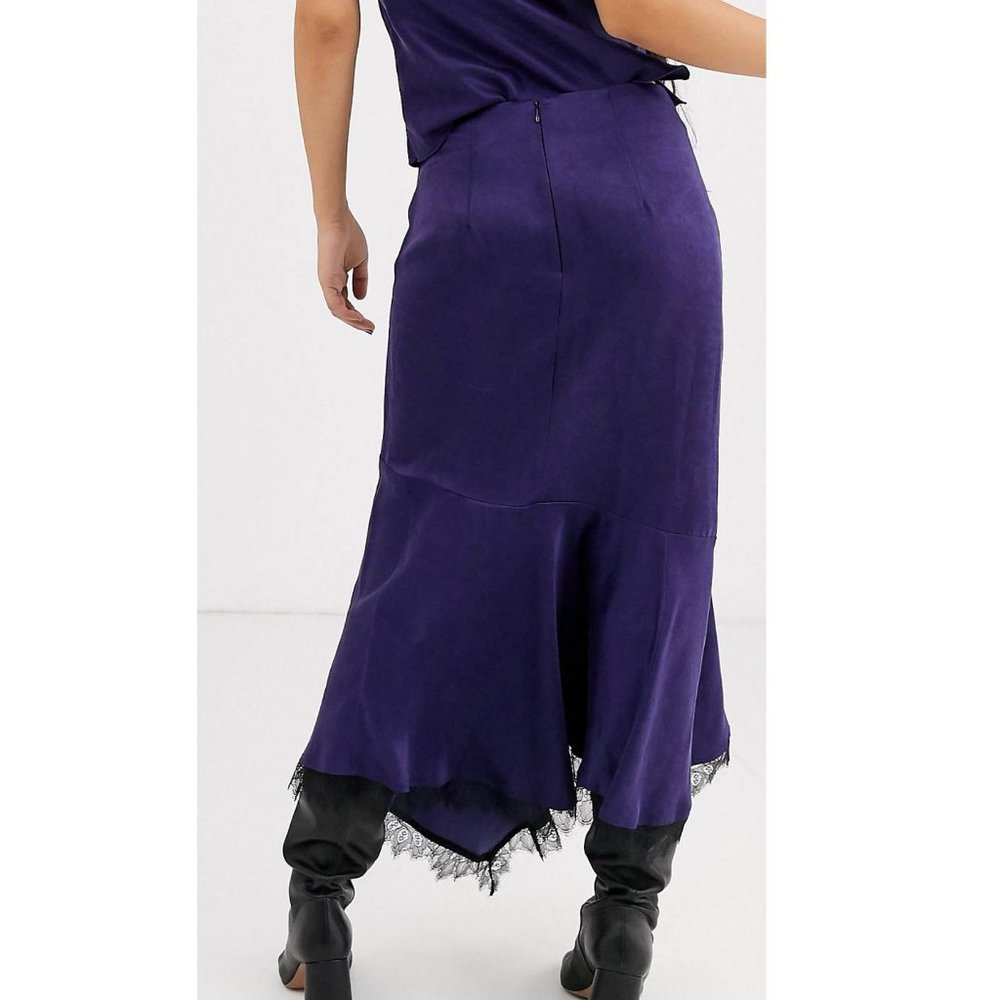 Lace trimmed satin skirt - NWT - Midi